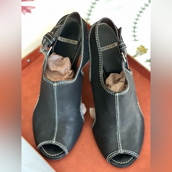 Ladies Bernardo Leather Sandals - Picture 5 of 13